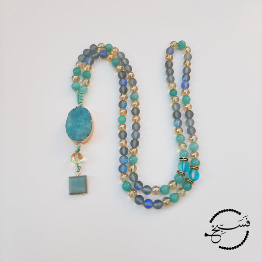 A different take on our best selling amazonite and moonstone combination. Natural amazonite beads, grey Austrian moonstone and gold beads make a stunning tasbih. This version is finished with a druzy pendant and a mini amazonite pendant, for that little bit of extra luxury. Packaged in a luxurious pouch and a gift box. 99 beads