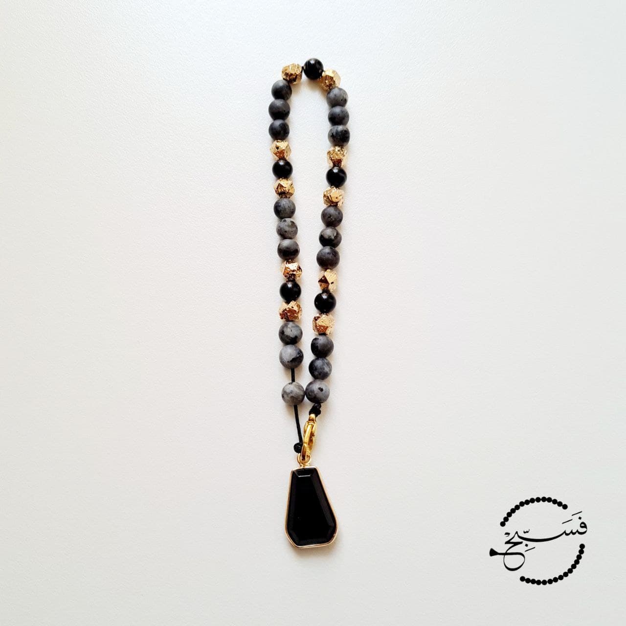This piece consists of beautiful labradorite and hematite beads combined with a black agate pendant. 33 bead tasbih that can be clipped onto your bag. Packaged in a luxurious pouch and a gift box.
