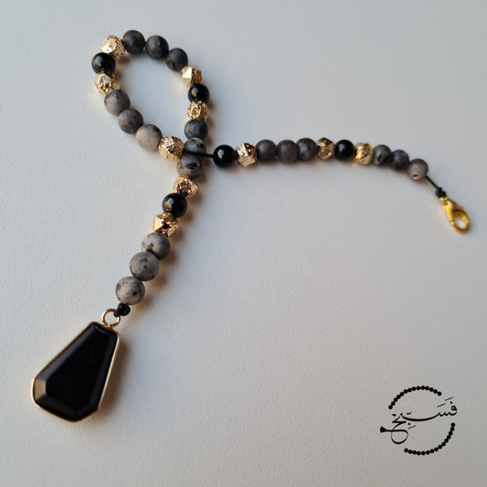 This piece consists of beautiful labradorite and hematite beads combined with a black agate pendant. 33 bead tasbih that can be clipped onto your bag. Packaged in a luxurious pouch and a gift box.
