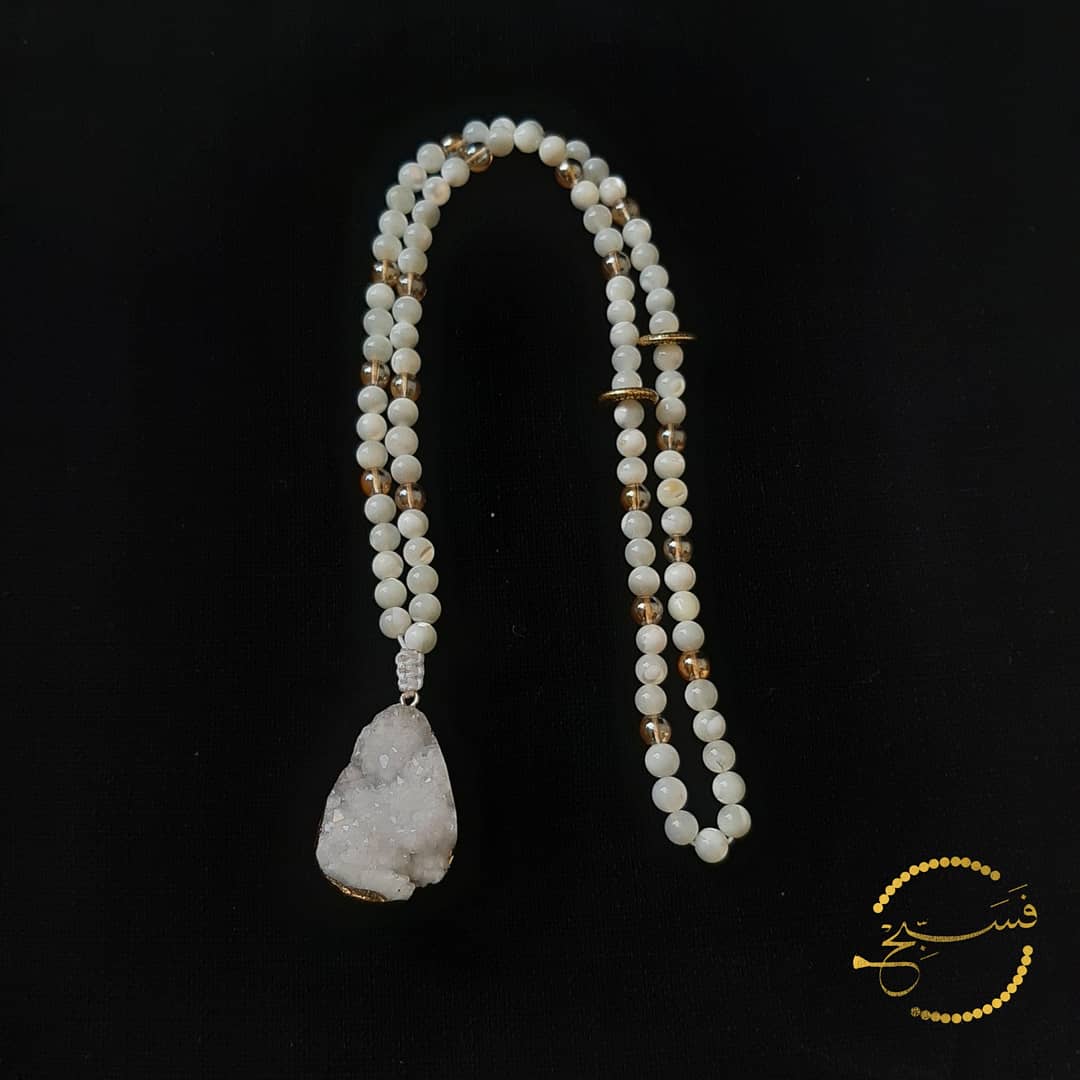 White druzy pendant, natural white trochus shell and gold beads. A classic design that will suit anyone.  Packaged in a luxurious pouch and a gift box.  99 beads
