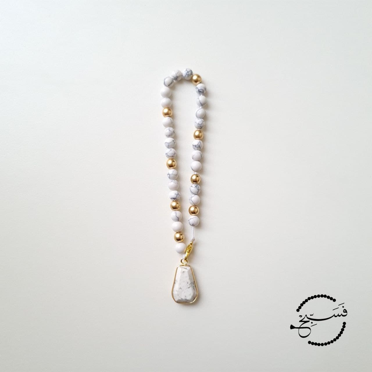 Stunning white howlite & matte gold beads paired with a white howlite pendant.   33 bead tasbih that can be clipped onto your bag.   Packaged in a luxurious pouch and a gift box.